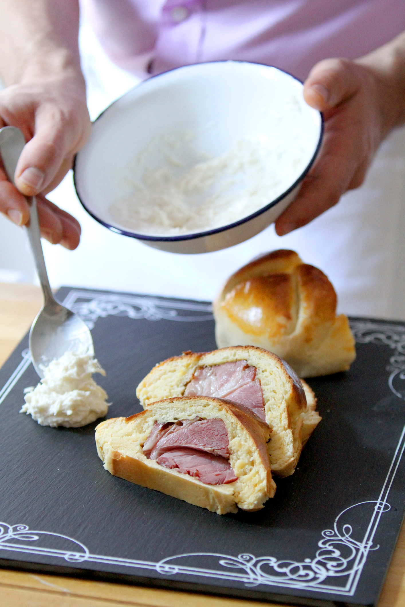 Húsvéti kalácsba font sonka tormával