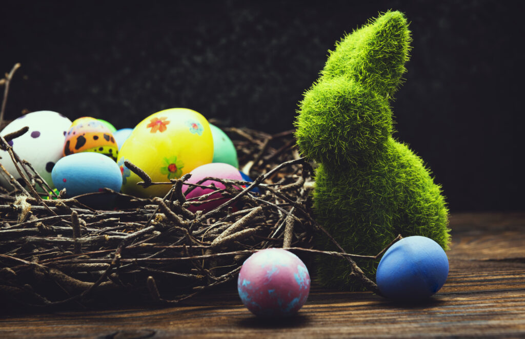 Húsvéti nyúl és tojások egy fészekben