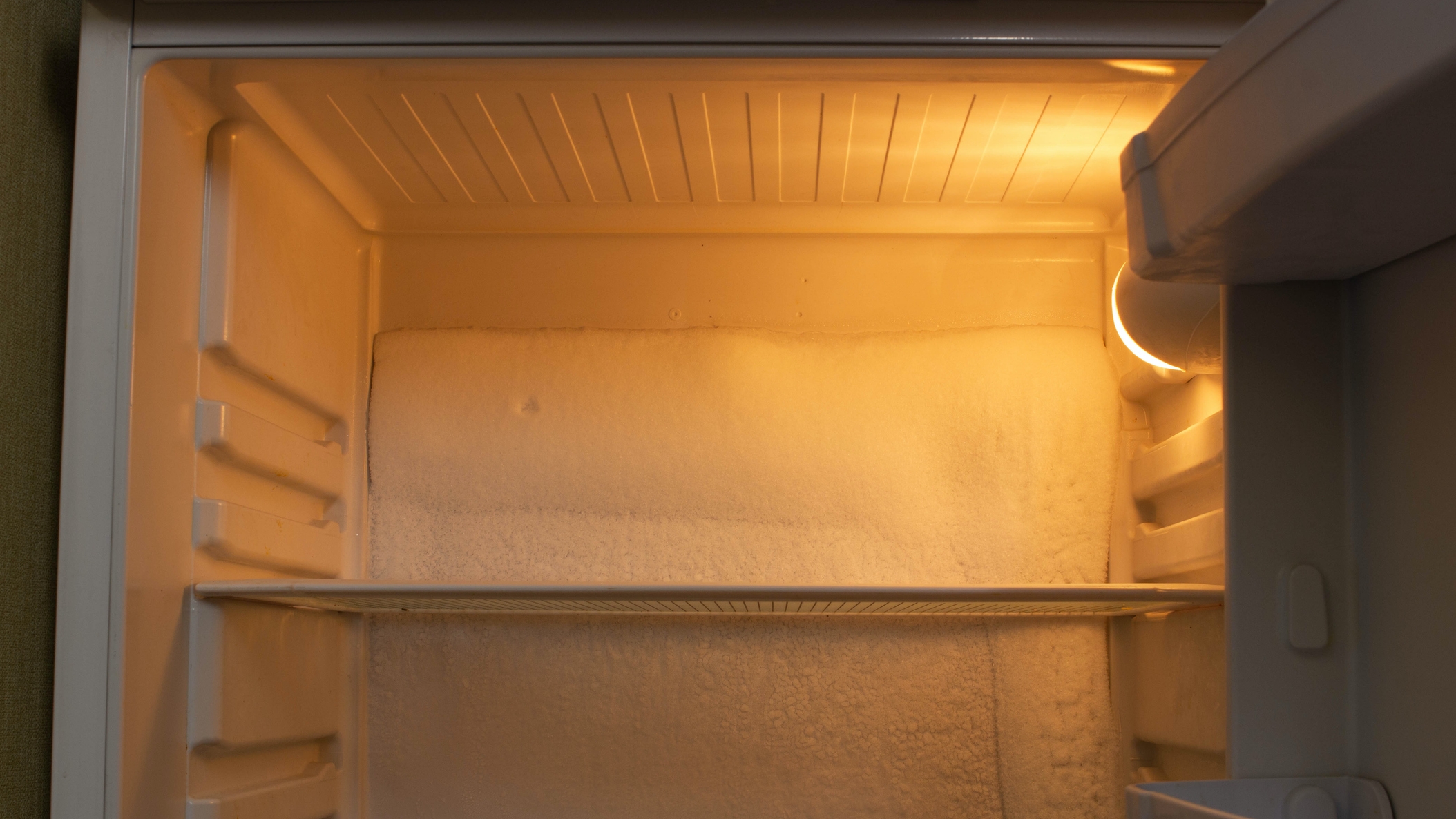 Jegesedik a hűtő fala? Így szüntetheted meg!