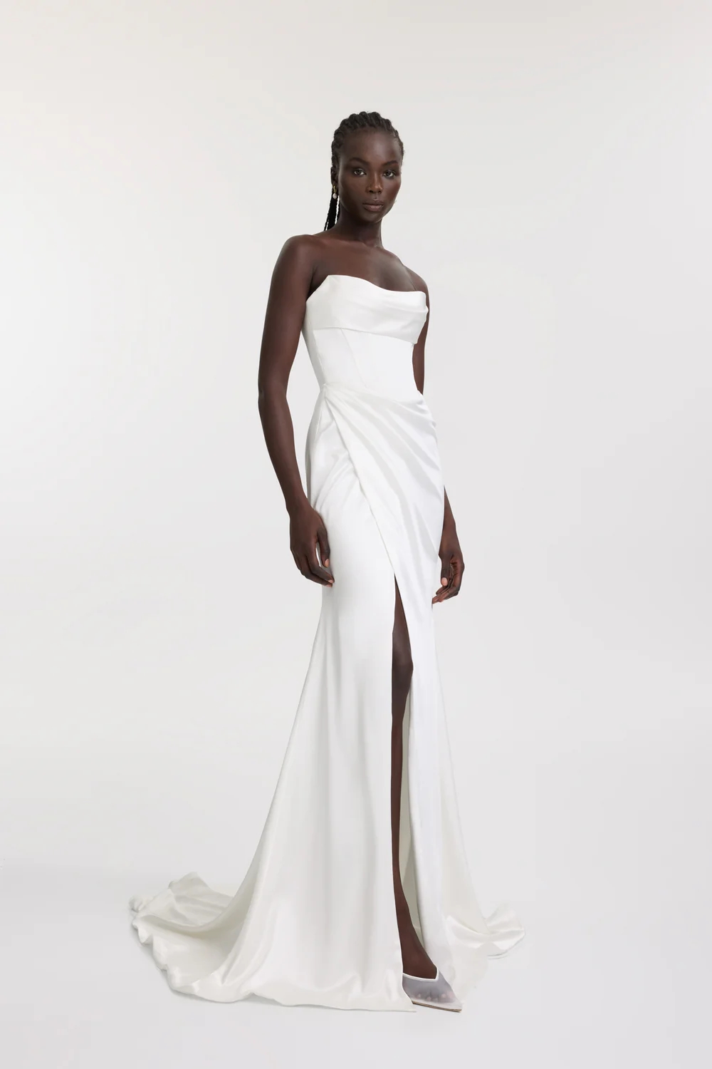 Menyasszonyi ruha magasan sliccelt szoknyarésszel