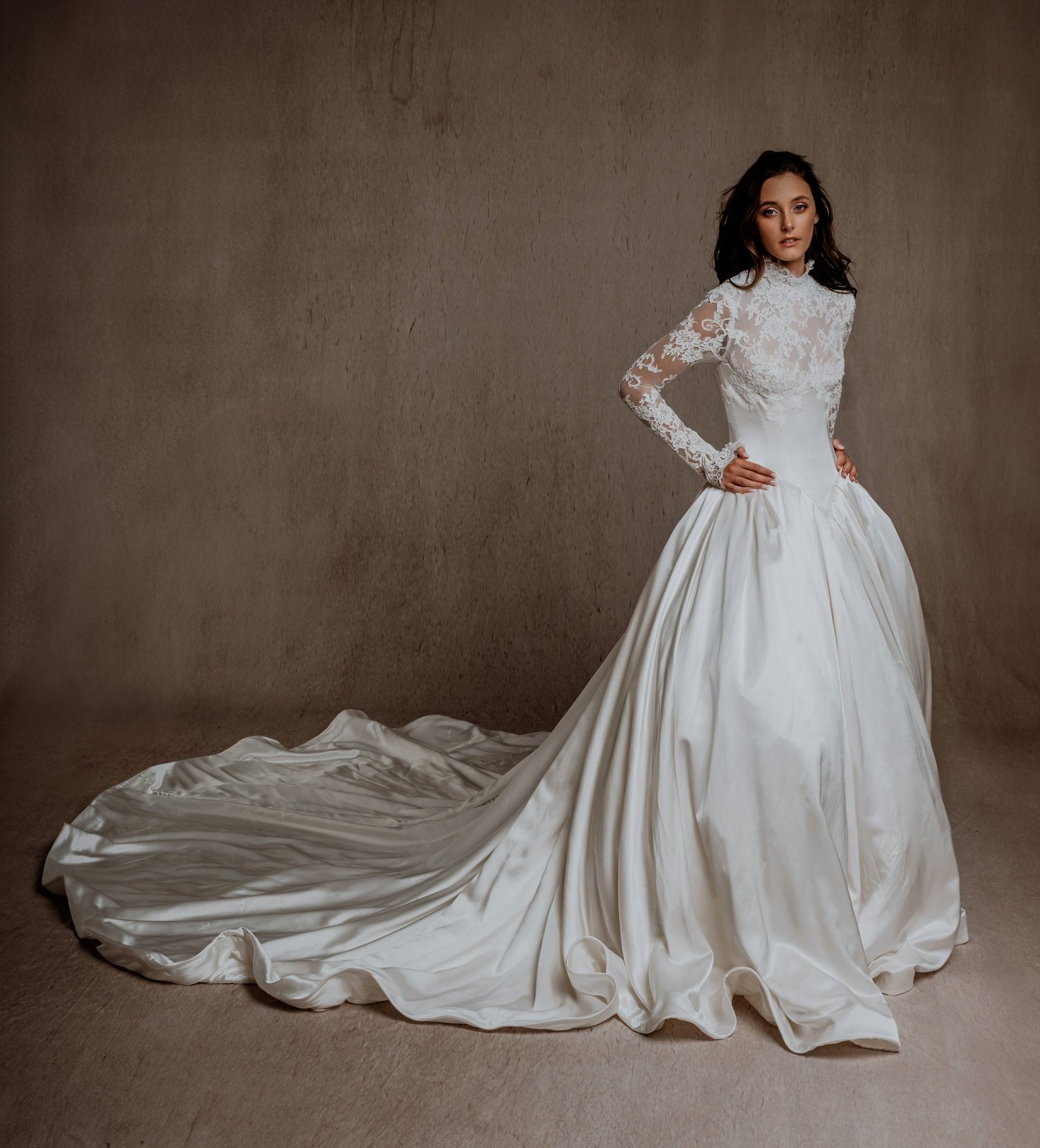 Menyasszonyi ruha baszk derékkal