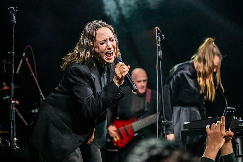 Vera Farminga és metálzenekara, a The YAgas