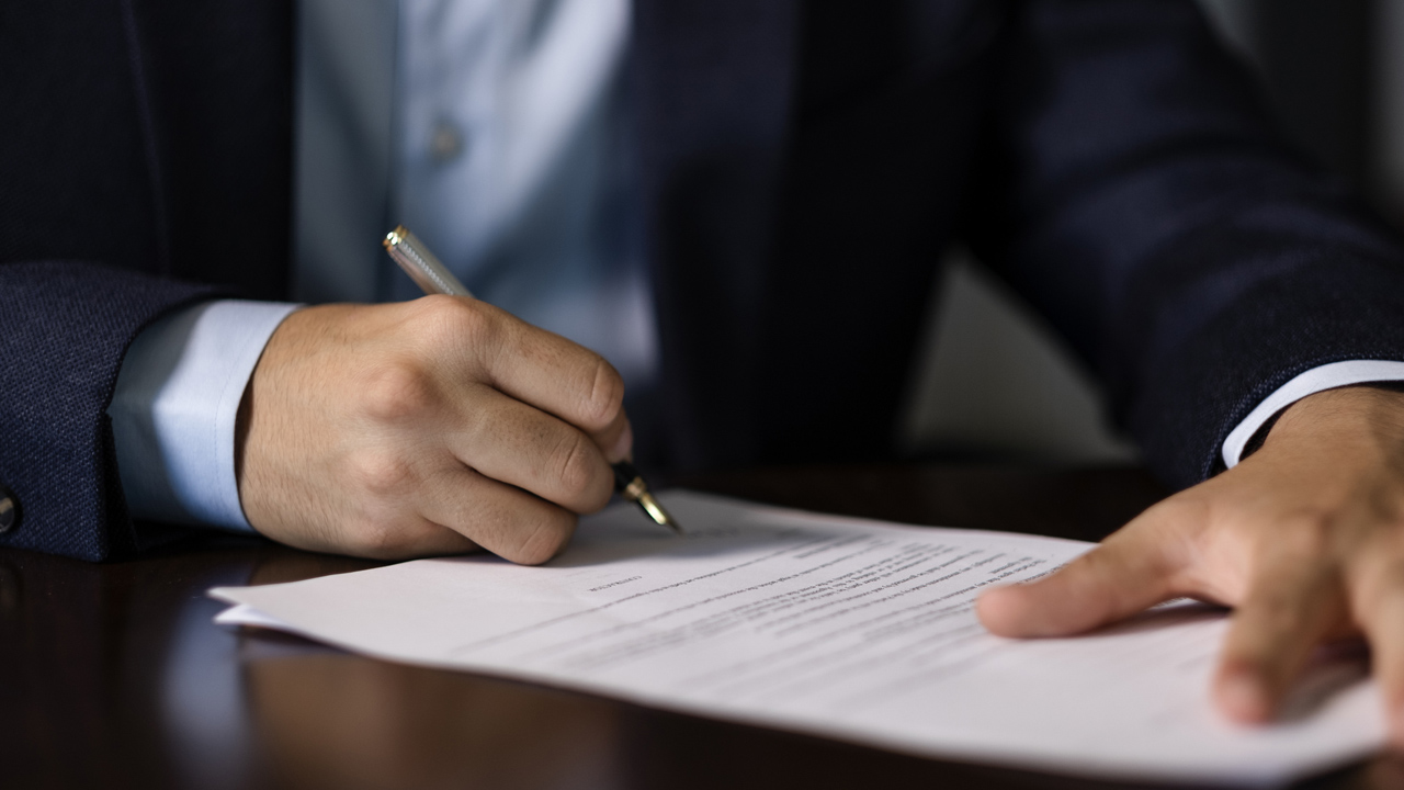 aláírás, fotó: Getty Images