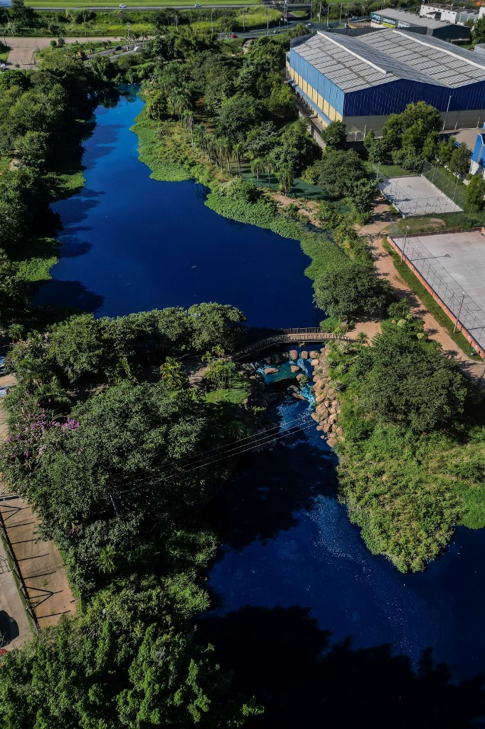 Kékre színeződött tó Brazíliában