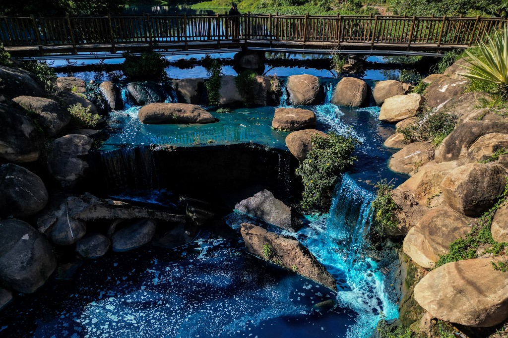 Kékre színeződött tó Brazíliában