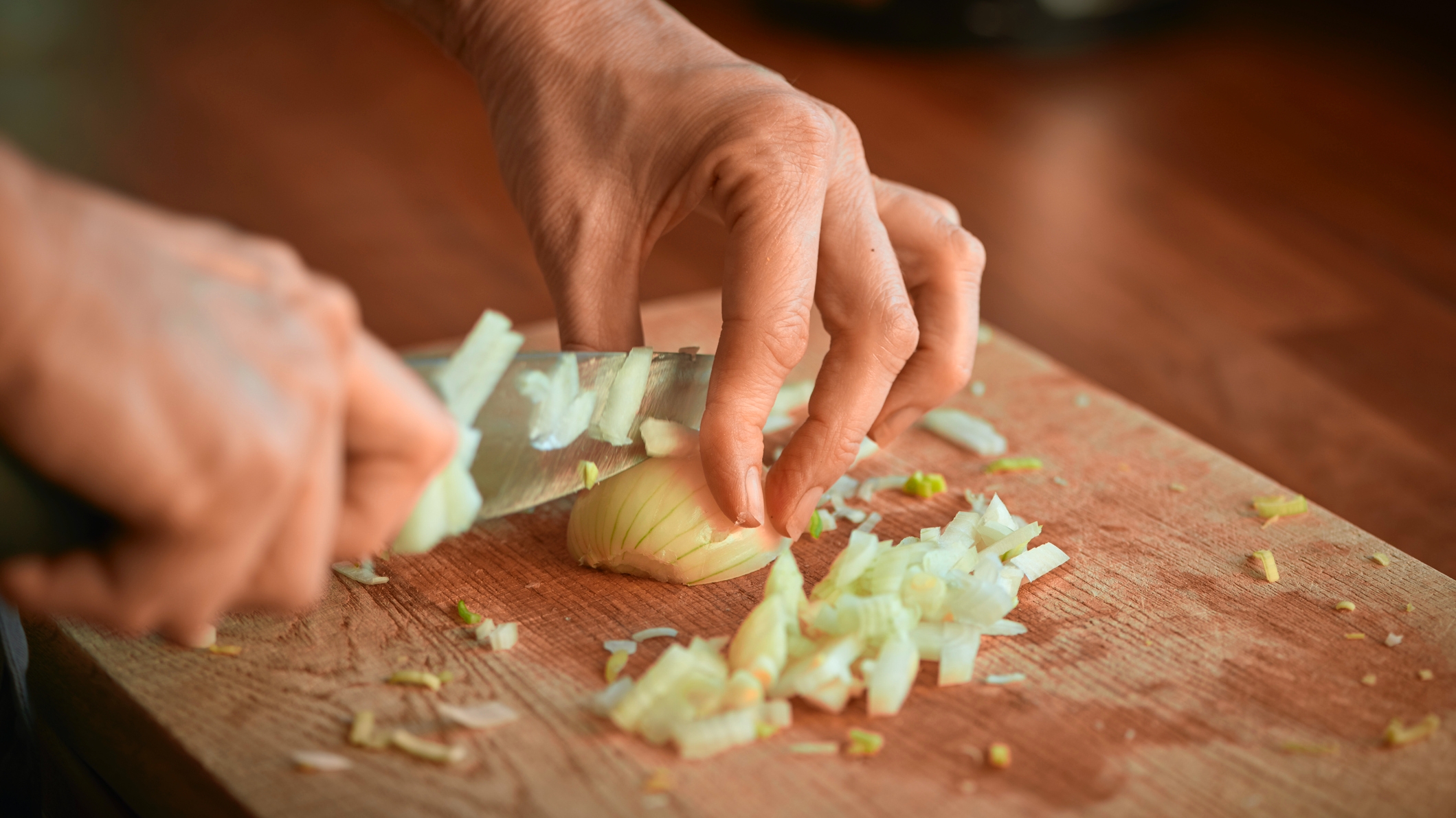 Hagymapucolás könnyek nélkül? A tudomány szerint ezzel a módszerrel lehetséges