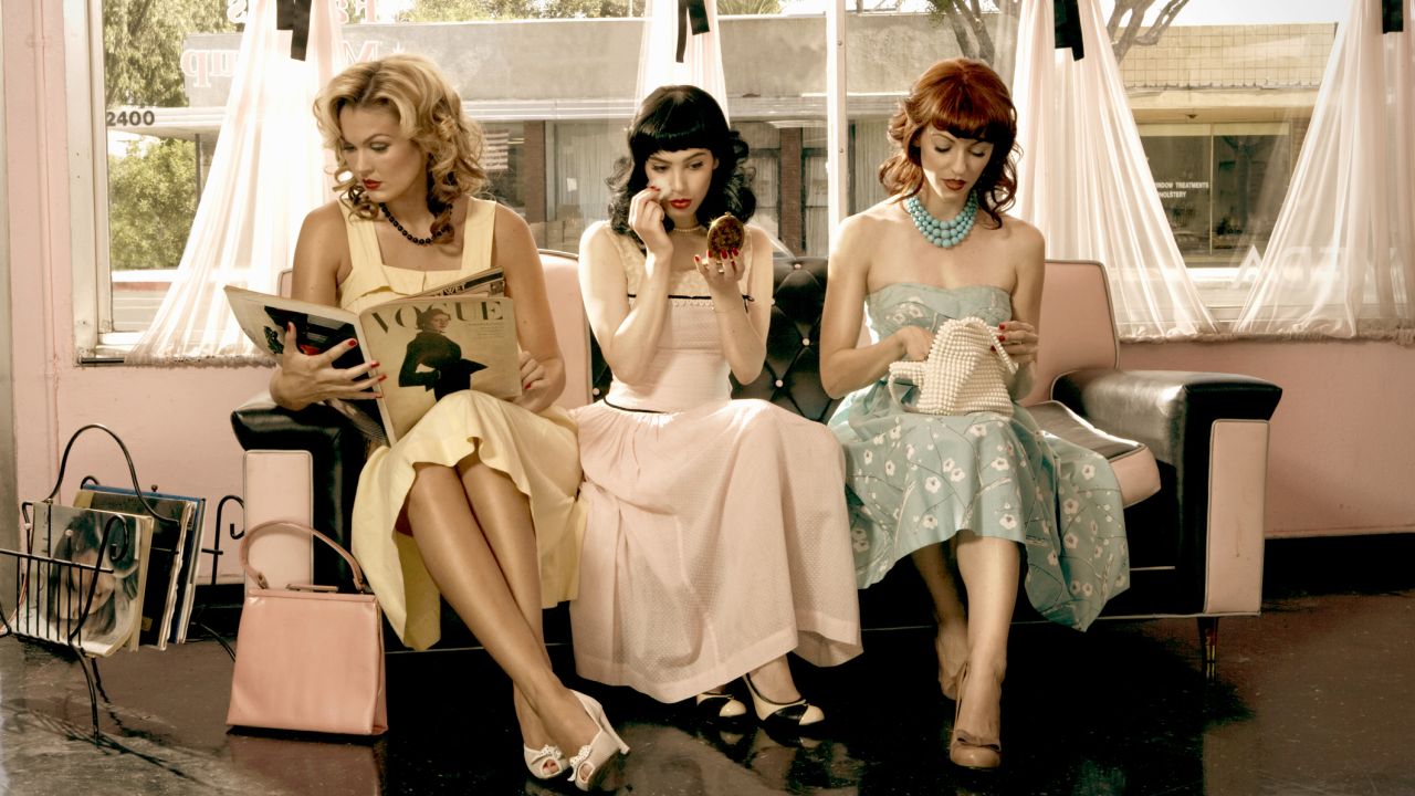 Hölgyek kanapén ülnek vintage stílusban