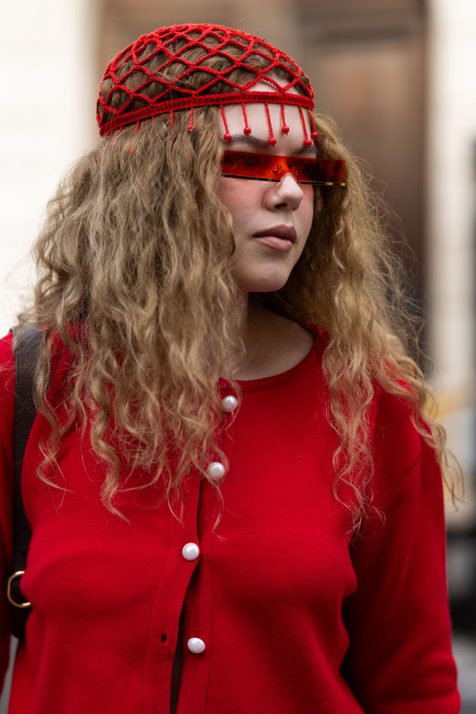 Horgolt sapkát viselő nő