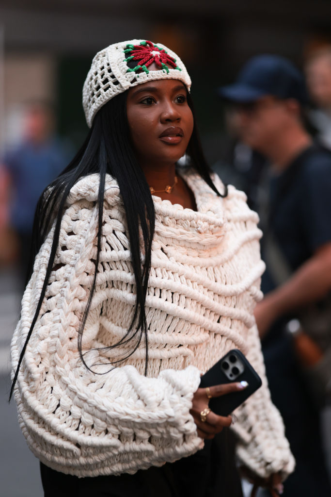 Horgolt sapkát viselő nő