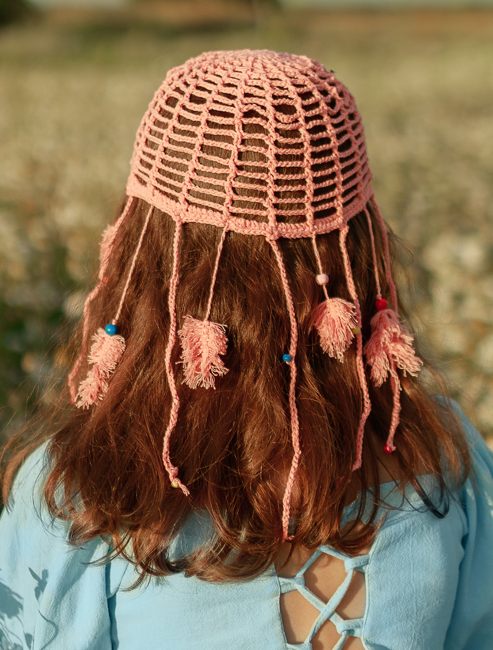 Horgolt sapkát viselő lány