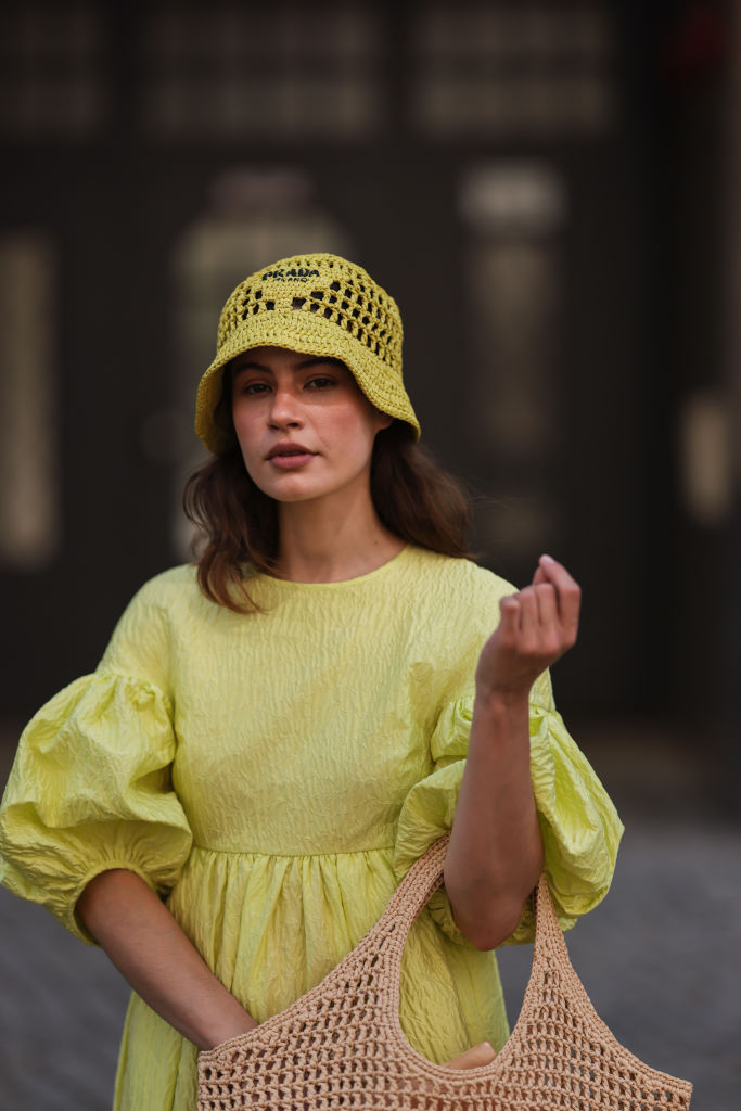 Horgolt sapkát viselő nő