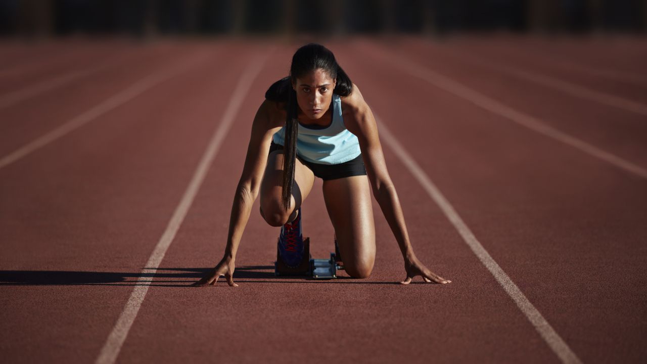 Nő a futás rajtja előtt koncentrál