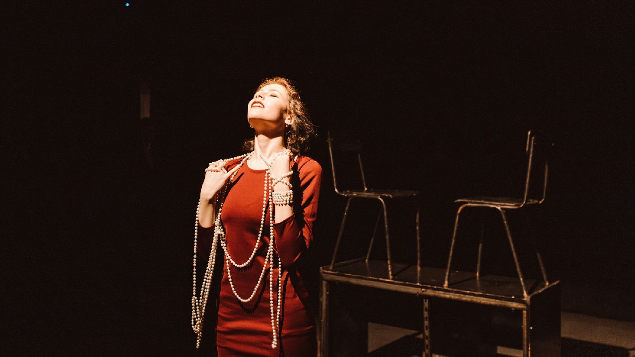 Nő vörösben gyöngyökkel