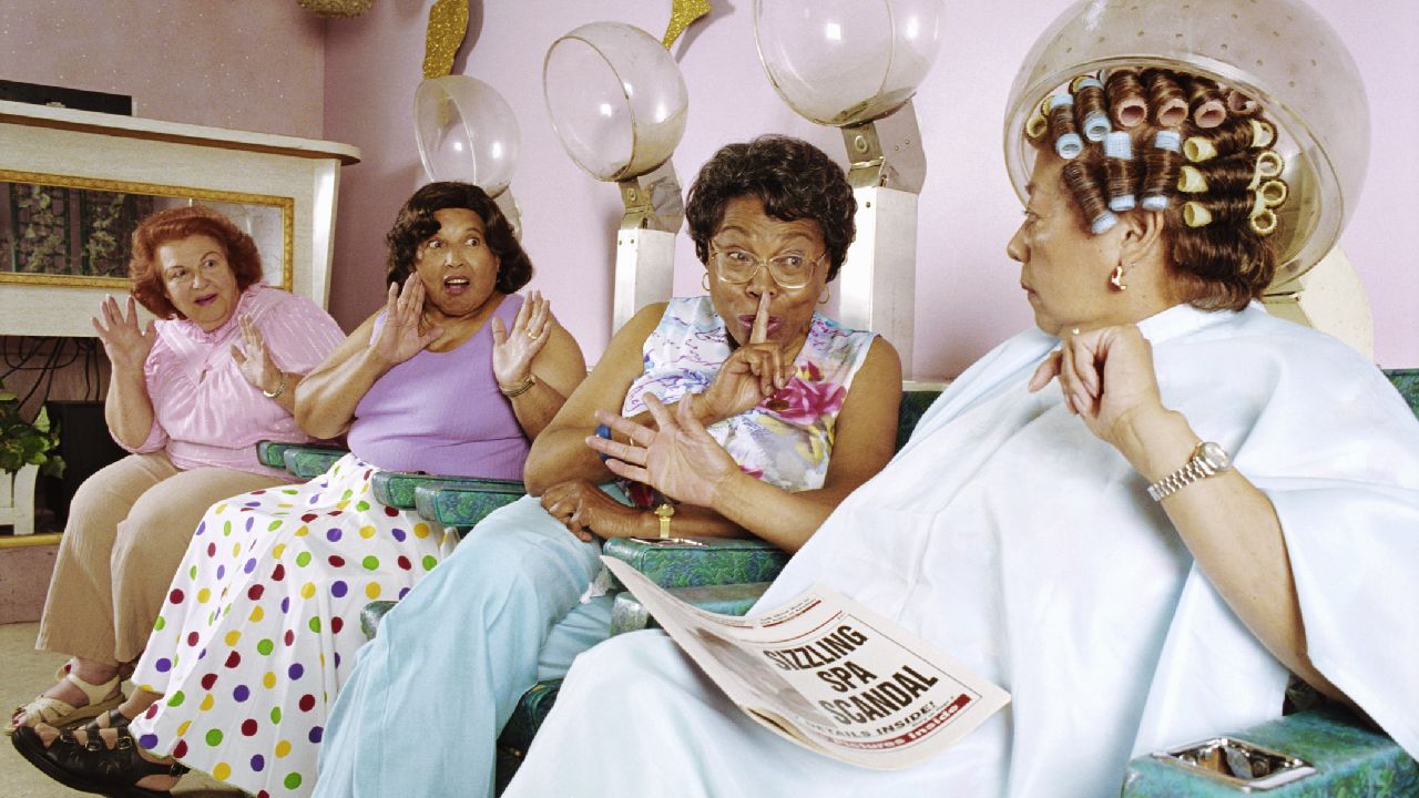 Nők pletykálnak a fodrásznál