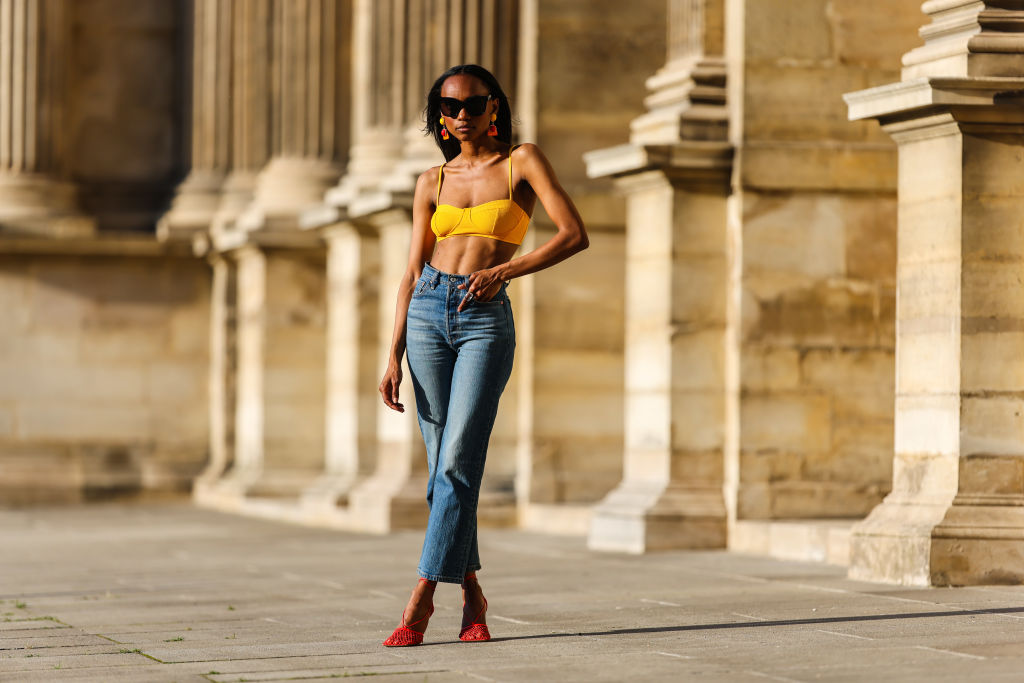 A francia nők most ezt csinálják: tarol a divatban a „váratlan piros” trend