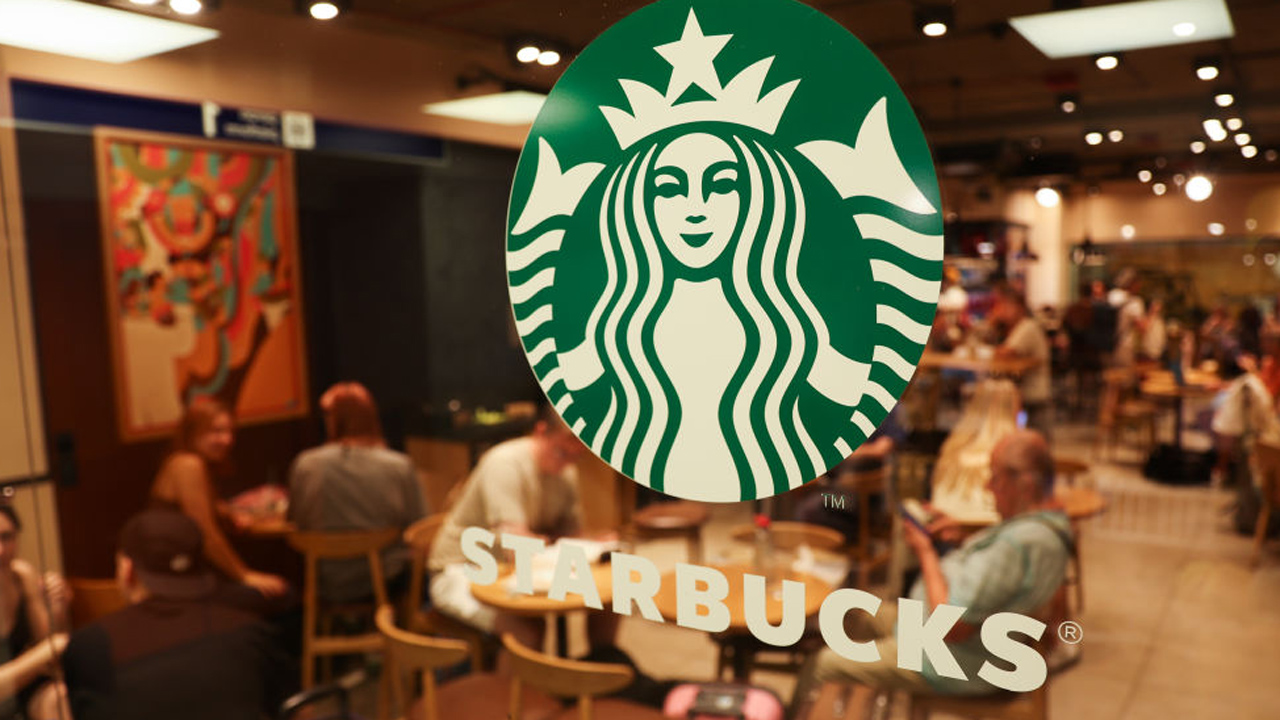 Starbucks, fotó: Jakub Porzycki/NurPhoto via Getty Images)