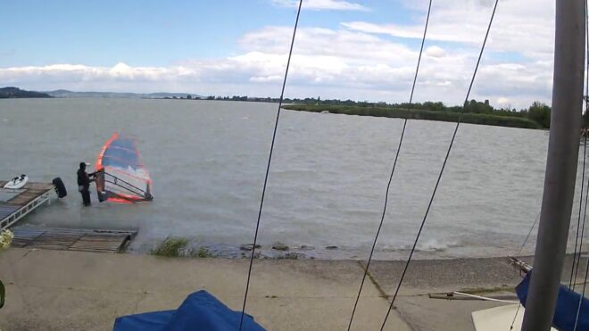 Kegyetlen széllökések vannak a Balatonnál, de páran ennek is örülnek