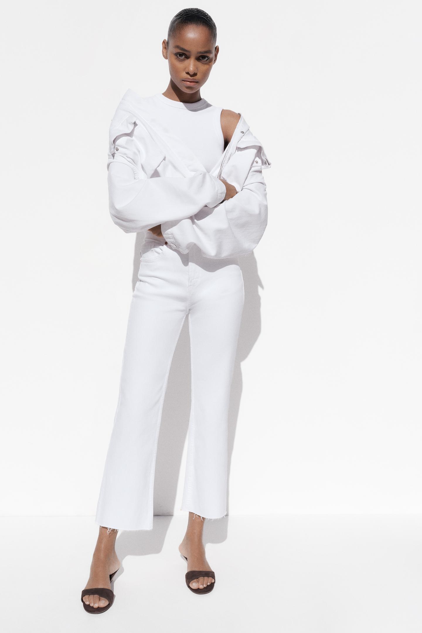 Cropped flare farmert viselő modell