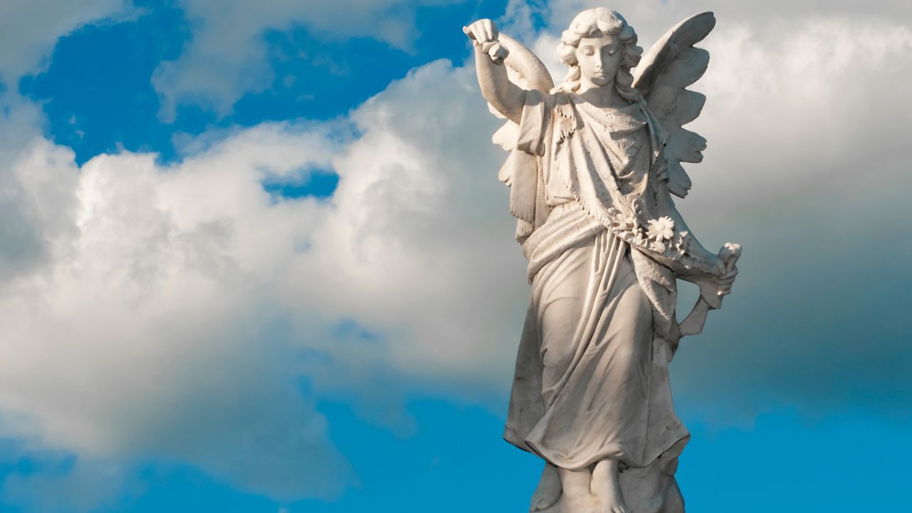 Angyalszobor a kék ég előtt