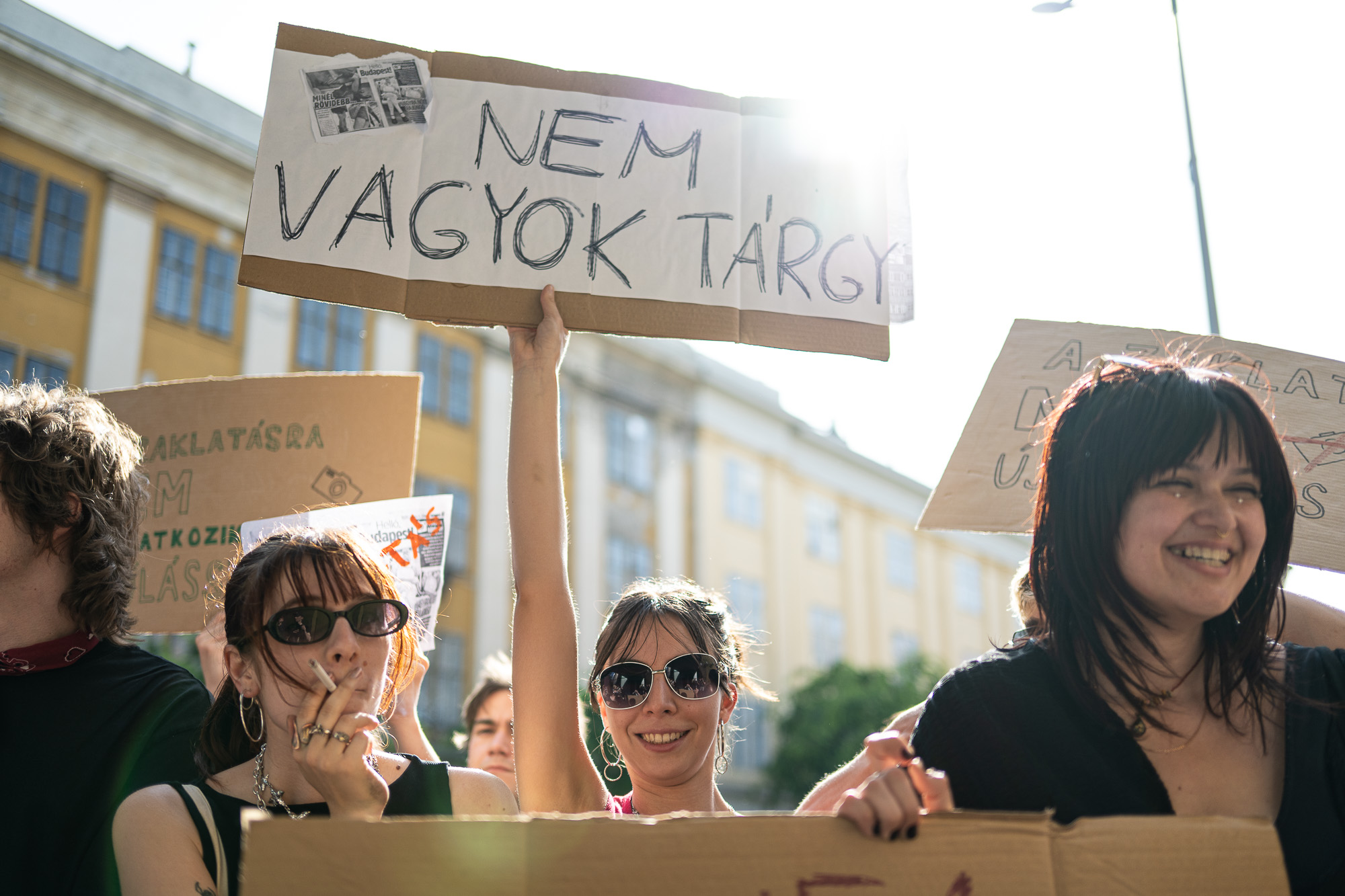 Tüntetés a Metropol előtt