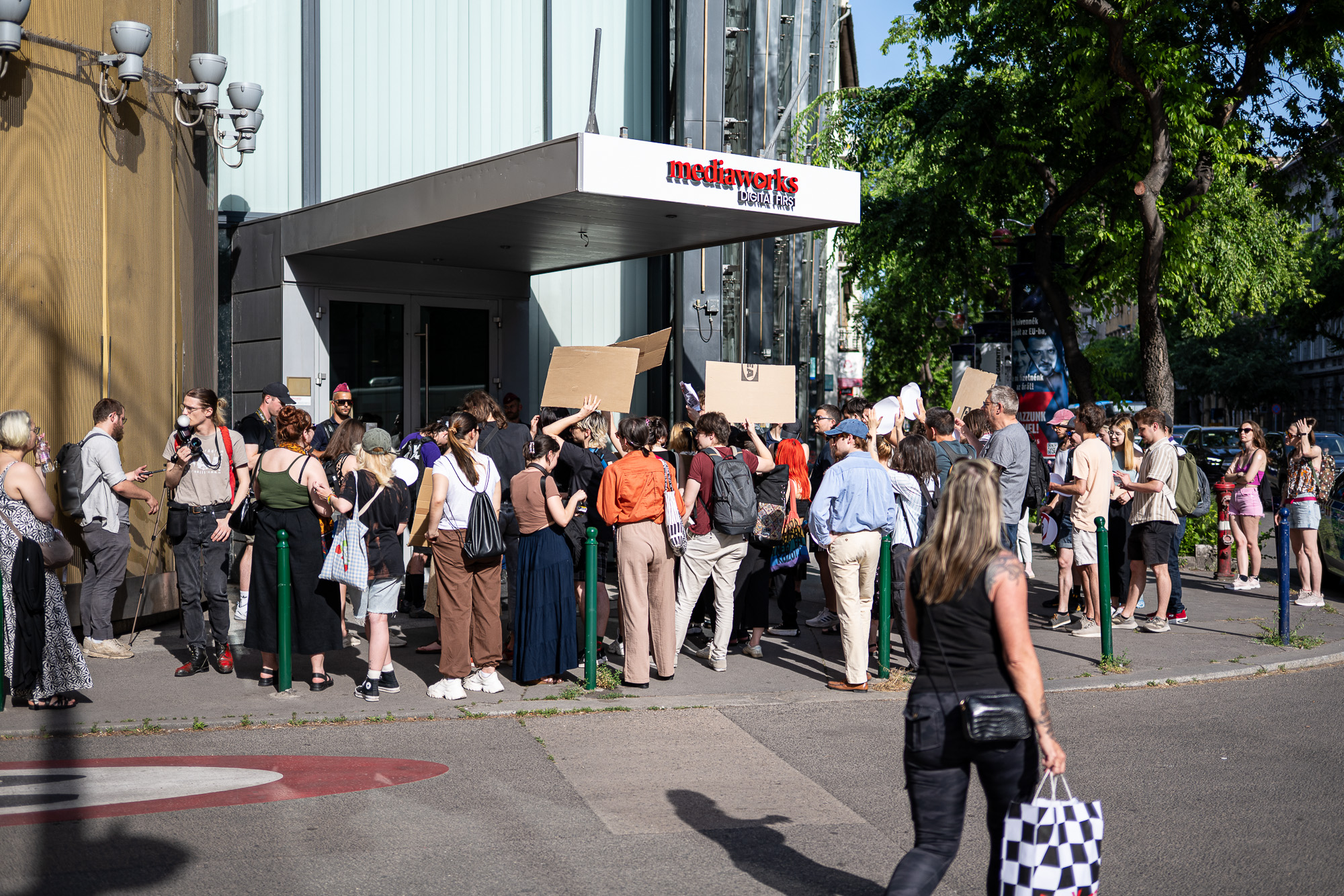 Tüntetés a Metropol előtt