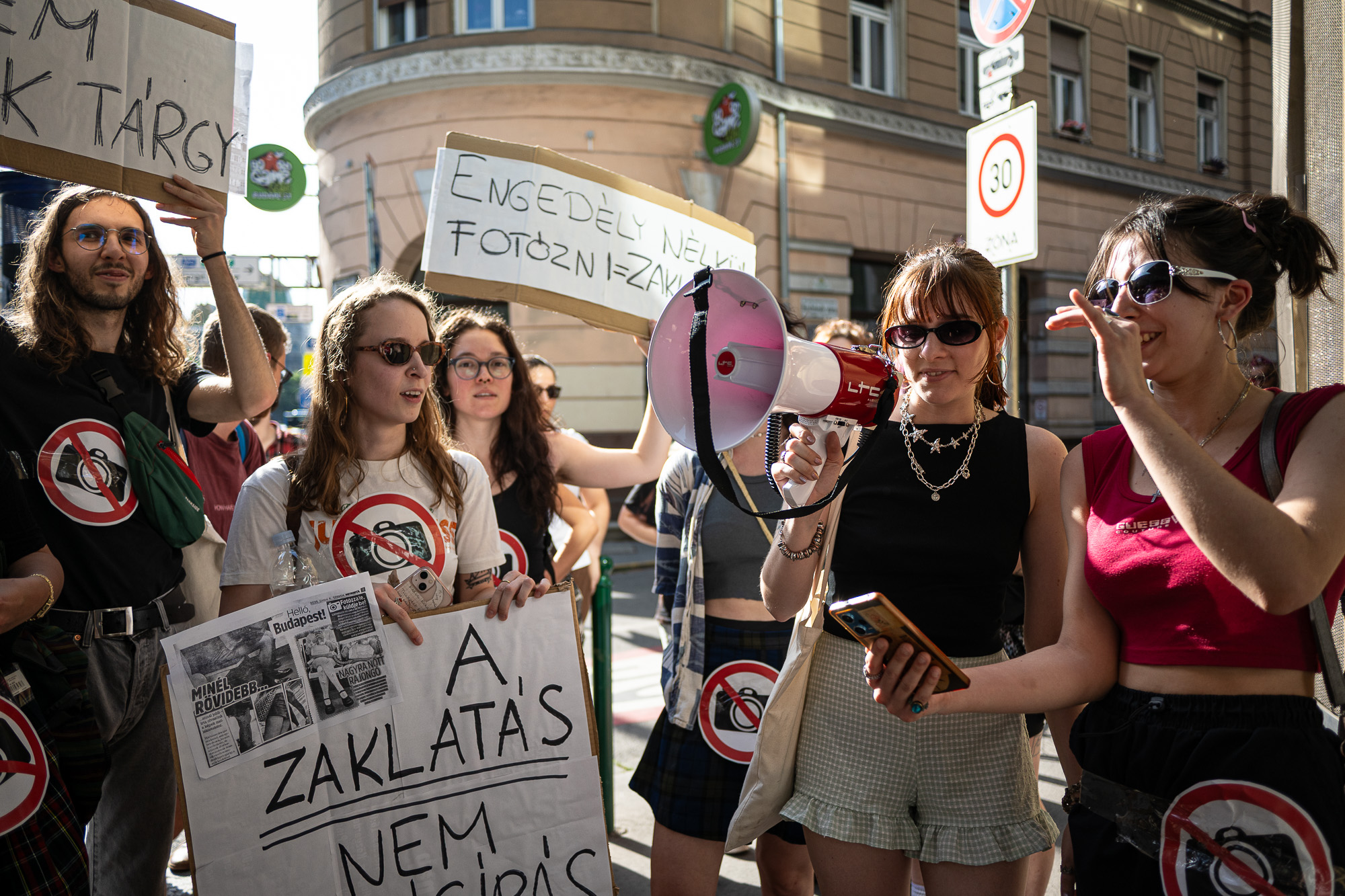 Tüntetés a Metropol előtt