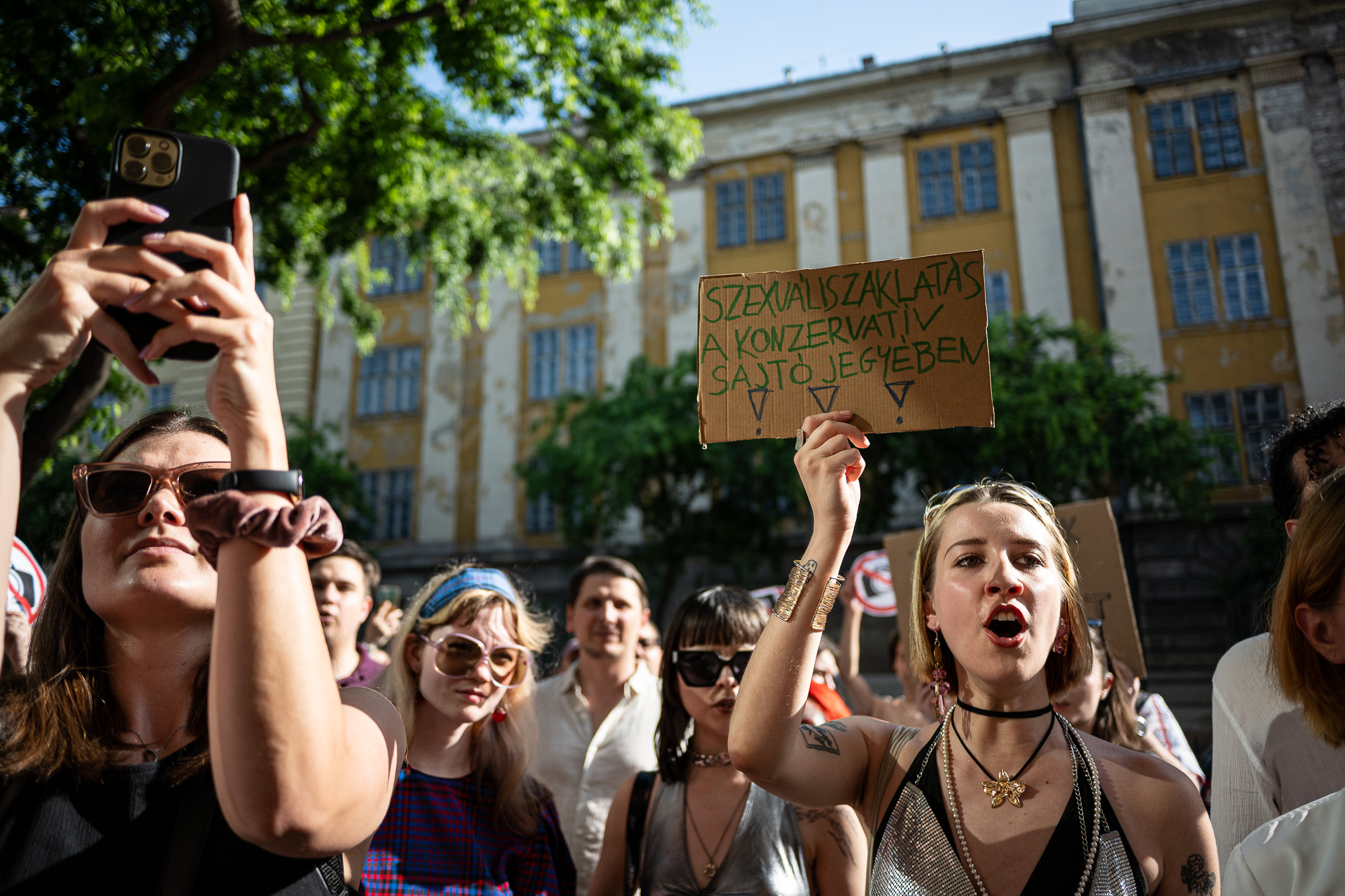 Tüntetés a Metropol előtt