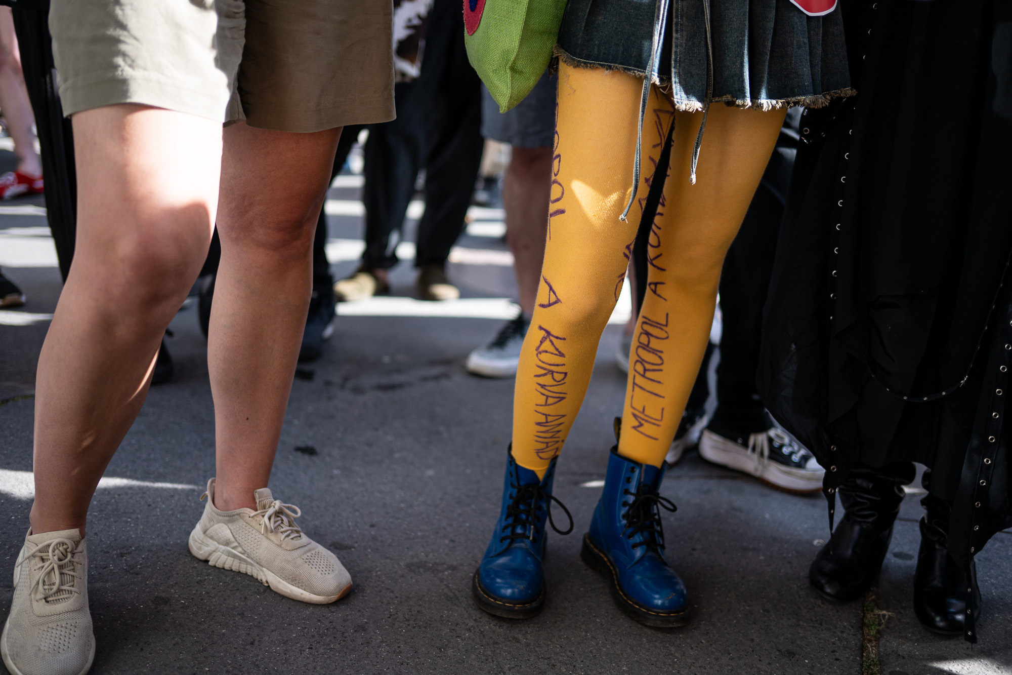 Tüntetés a Metropol előtt