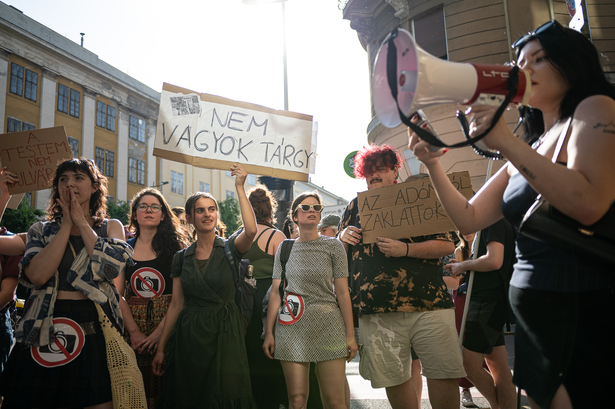 Tüntetés a Metropol előtt