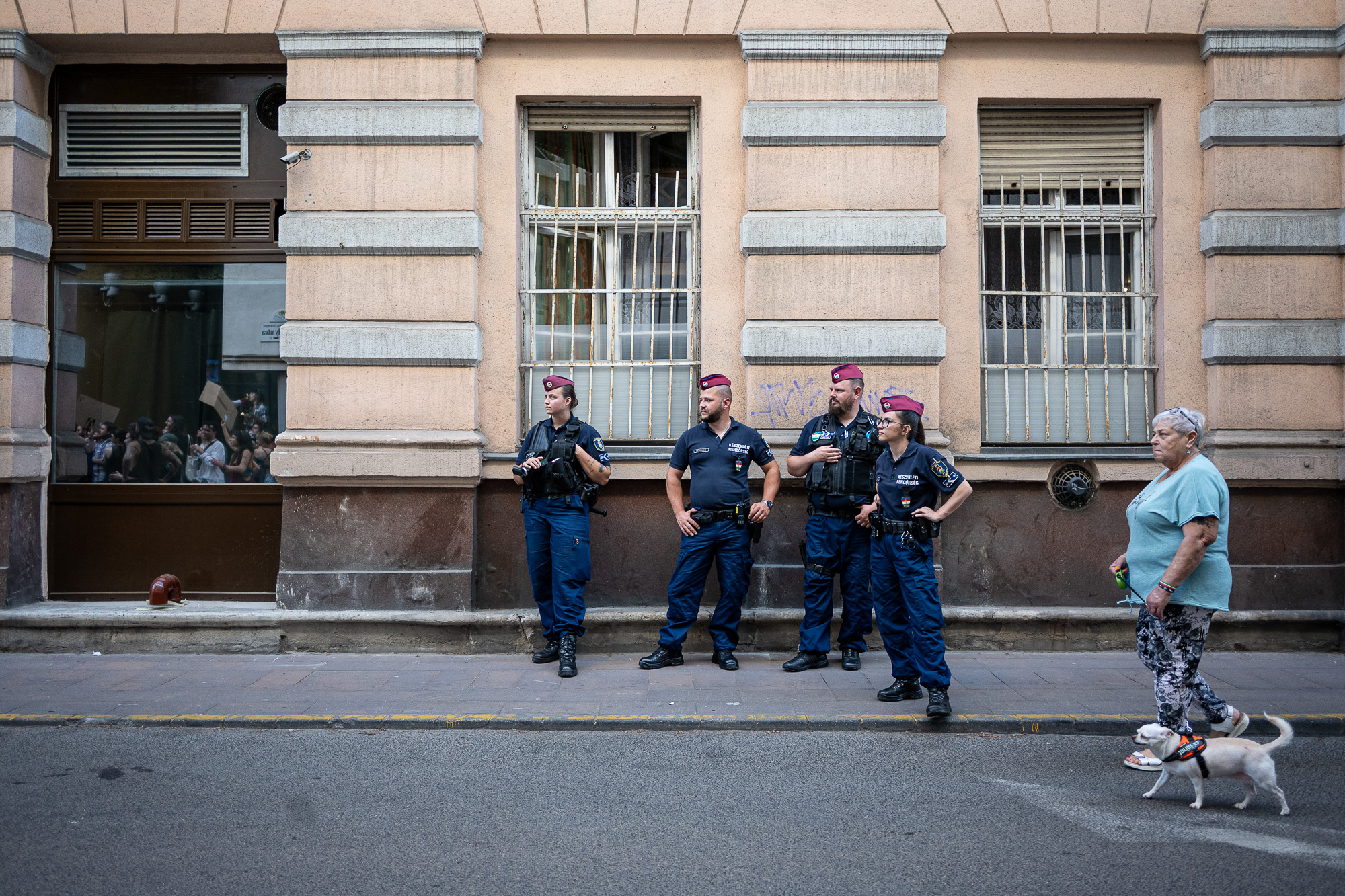 Tüntetés a Metropol előtt