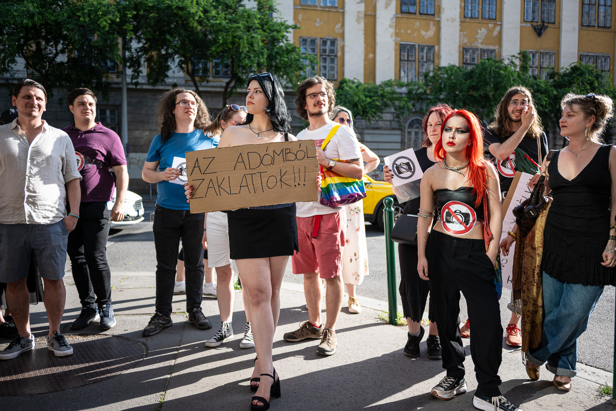Tüntetés a Metropol előtt