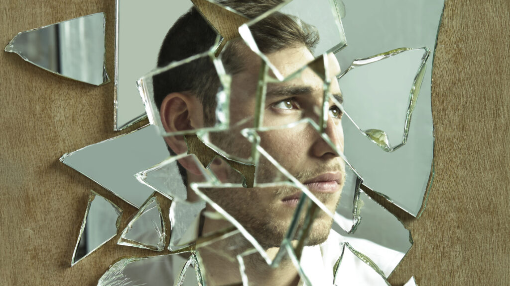 Nárcisztikus férfi az összetört tükörben