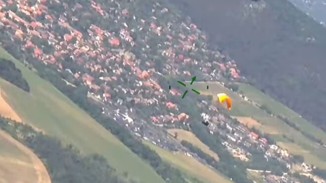 Budapest felett garázdálkodott egy siklóernyős, alig tudták leparancsolni a földre