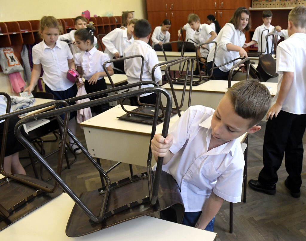 Gyerekek távoznak a tanteremből