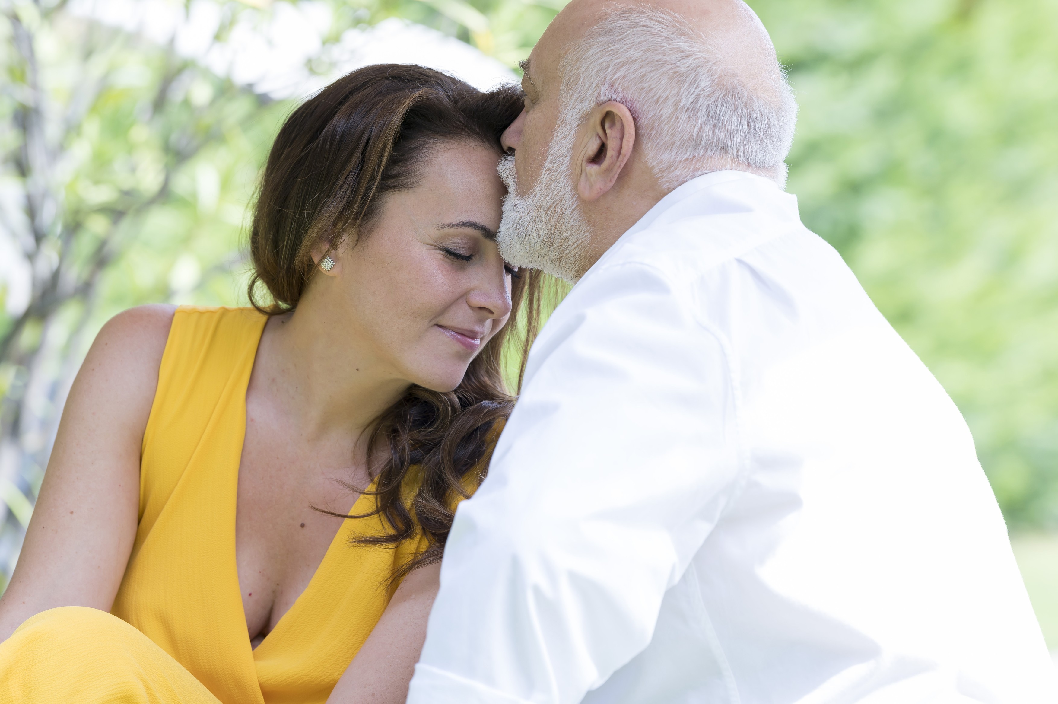 Csézy, énekesnő és férje Szabó László a kertjükben, Makláron