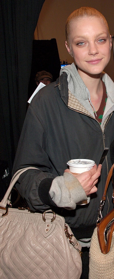 Jessica Stam a Marc Jacobs Stam táskával