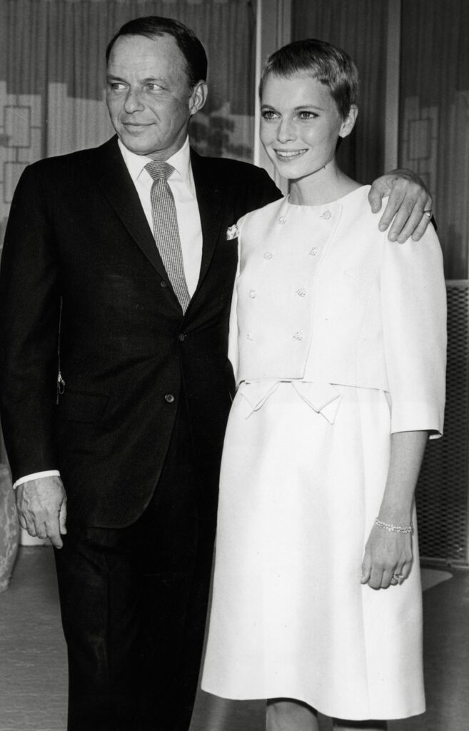 Frank Sinatra és Mia Farrow az esküvő után