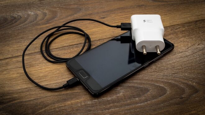 A telefont vagy a töltőt kell először csatlakoztatni, ha feltöltenénk? Utánajártunk