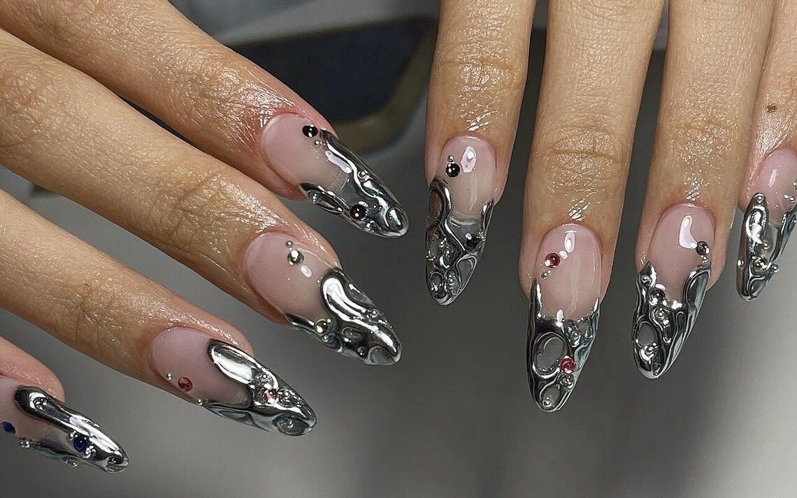 Nők kéz 3D manikűrrel, közelről