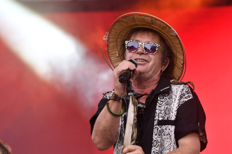 Szikora Róbert és az R-GO együttes fellépése a Csepel napja alkalmából tartott ünnepségen a XXI. kerületi Szent Imre téren 2023. július 18-án - Fotó:MTI/Lakatos Péter