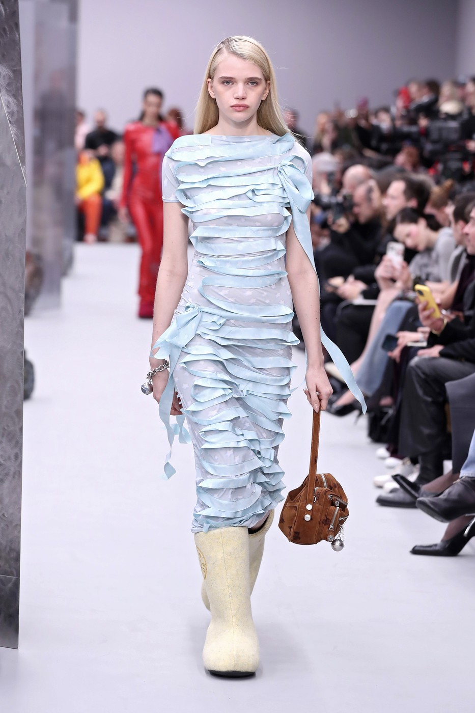 Modell a kifutón kék ruhában