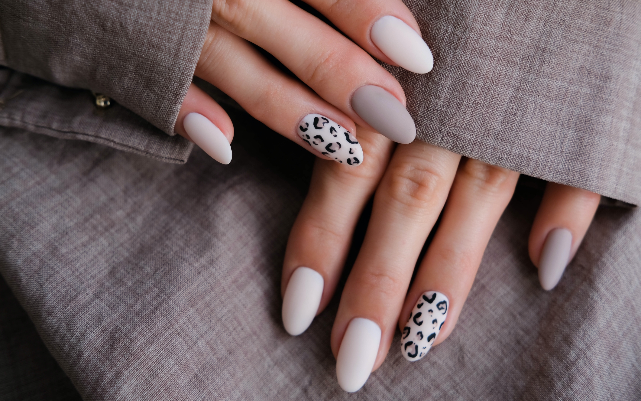 Nők kéz leopárdmintás manikűrrel, közelről