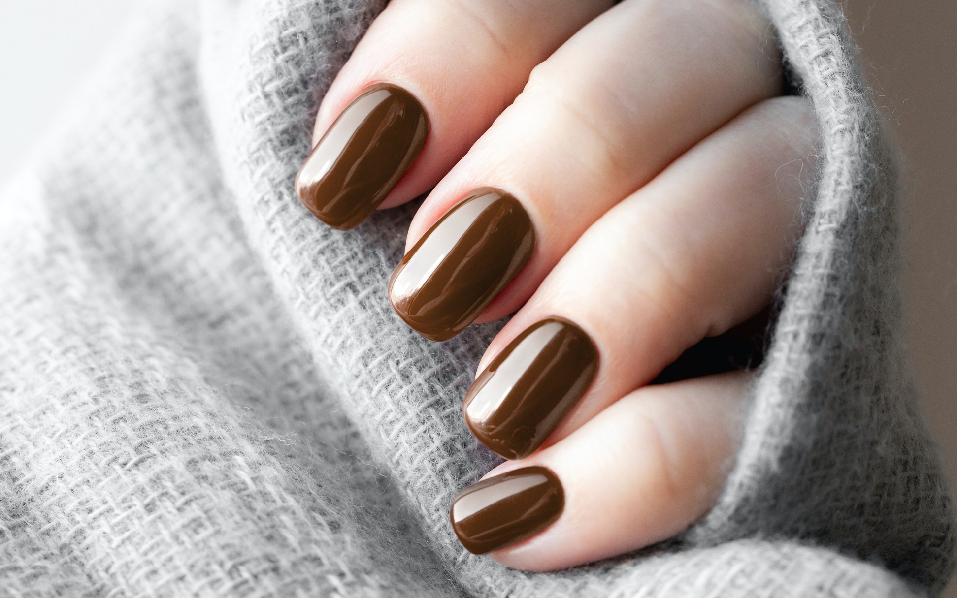 Nők kéz barna manikűrrel, közelről