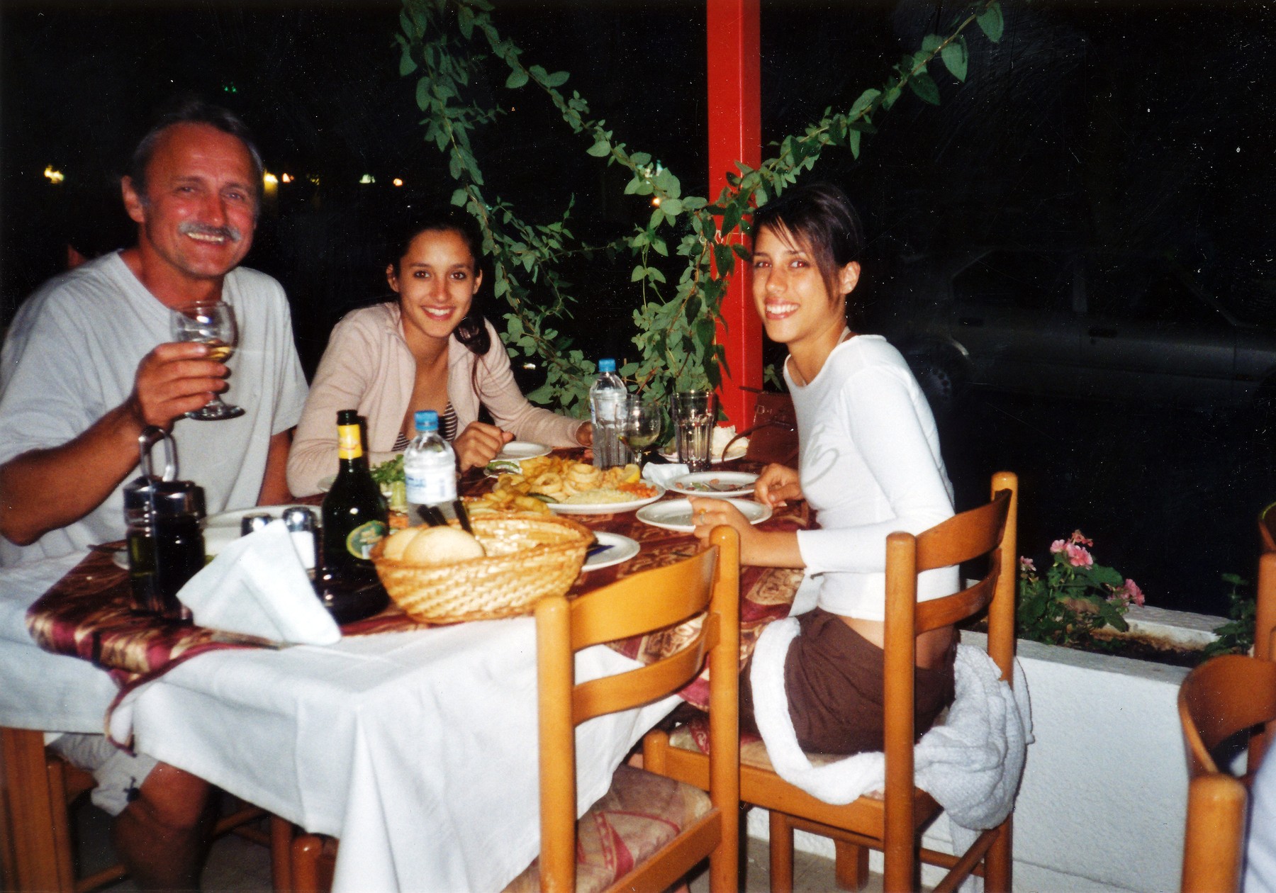 Trokán Péter lányaival