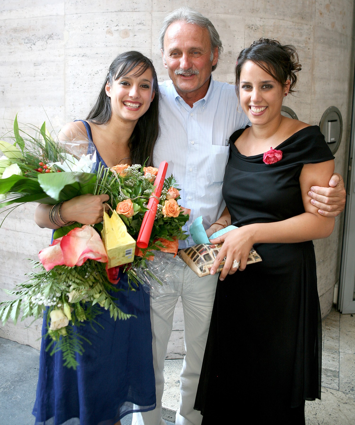 Trokán Péter lányaival