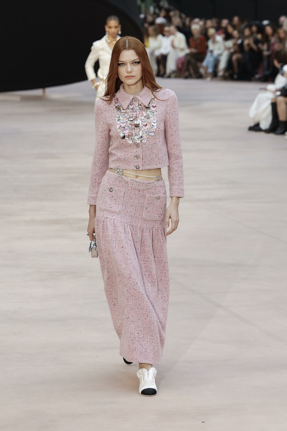 Modell a kifutón rózsaszín ruhában