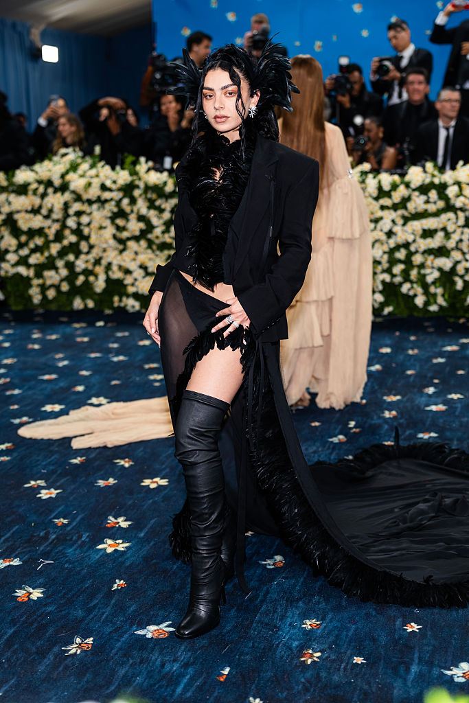 Charli XCX a 2025-ös Met-gálán