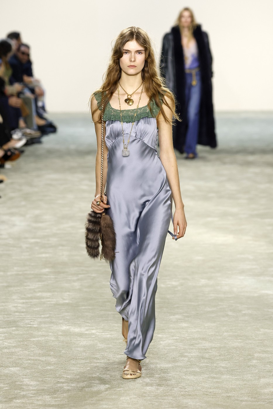 Modell a kifutón kék ruhában