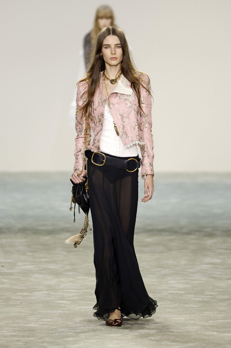 Modell a kifutón rózsaszín ruhában