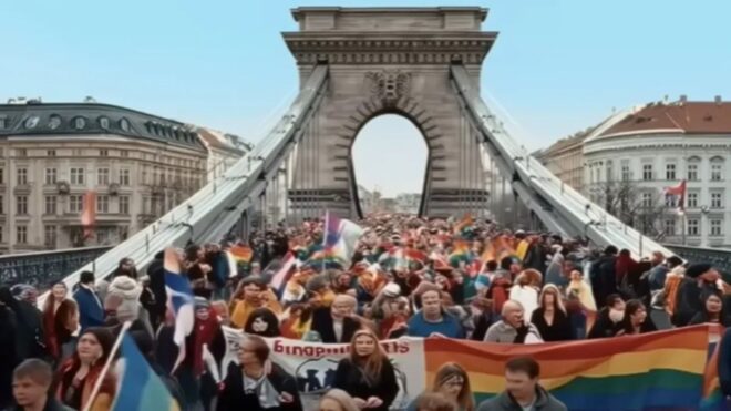 Kiveszik az Erste kisfilmjéből a Budapest Pride-ot ábrázoló részt